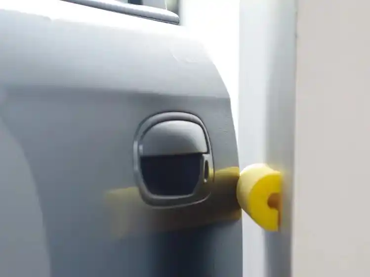車のへこみを防ぐためにプールヌードルを使う